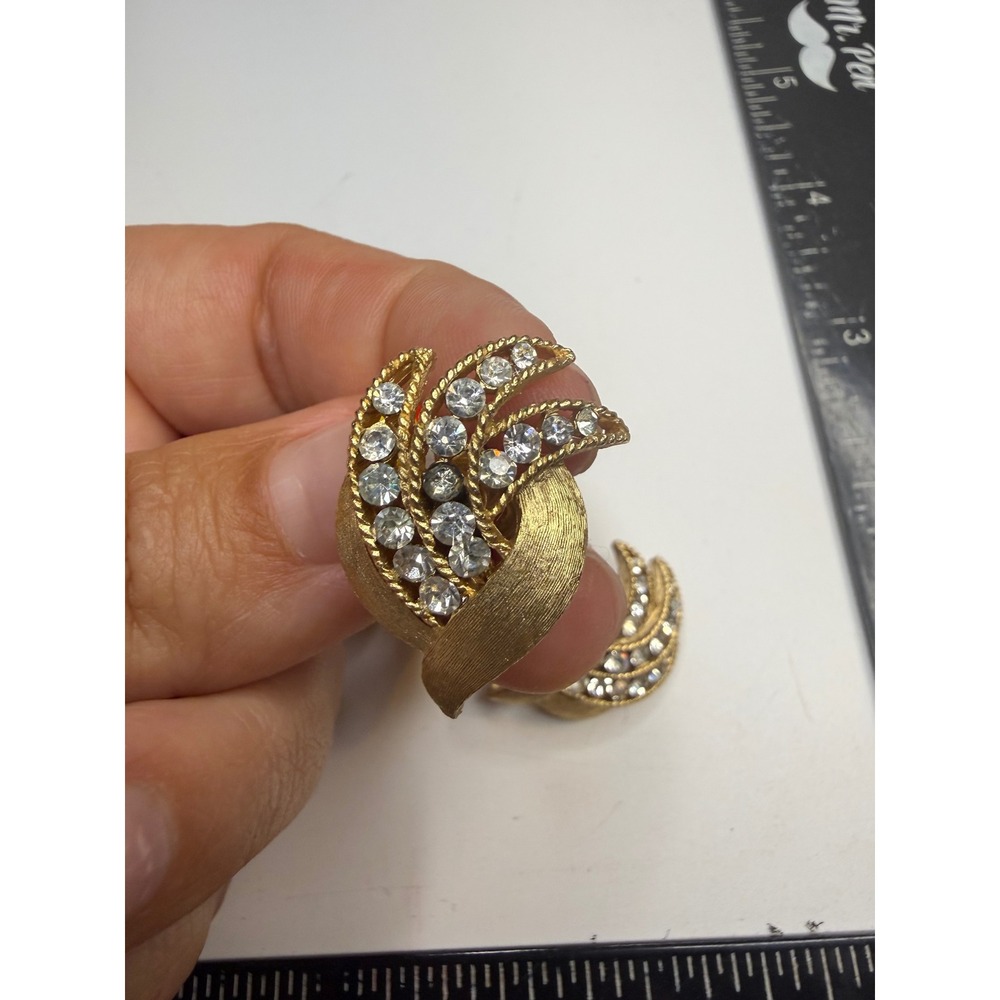 Trifari Gold Tone Rhinestone Leaf Swirl Clip On Earrings Crown Mark Signed